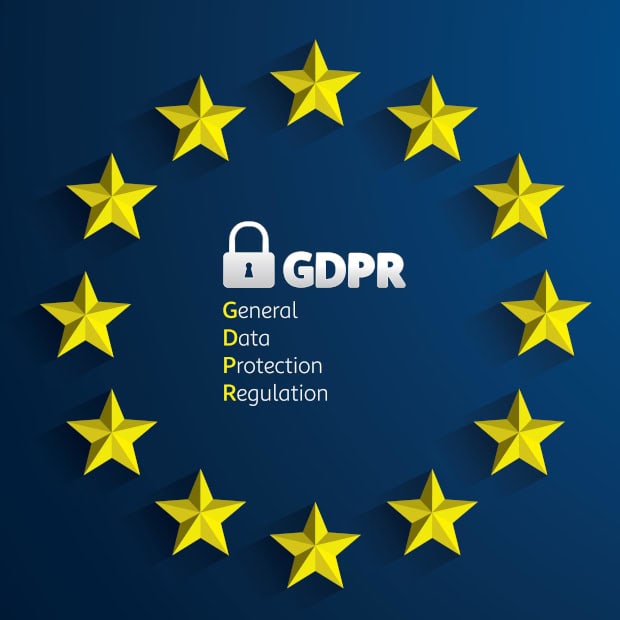 GDPR-logo lukolla ja EU:n tähtikehä – yleinen tietosuoja-asetus suojaa henkilötietoja EU:n alueella.