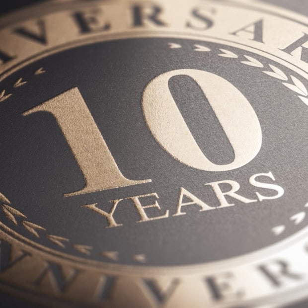 Tyylikäs juhlamitali, joka kuvaa Avosorsan lähes 10 vuoden kokemusta WordPress-ylläpidosta.
